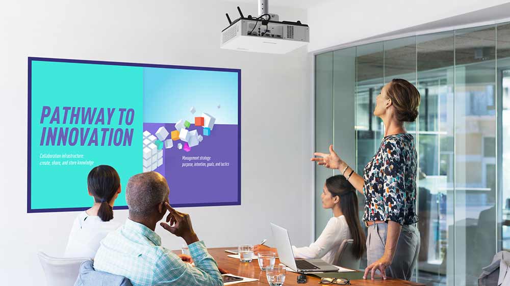 Žena při prezentaci pomocí projektoru Panasonic PT-LMZ460_03