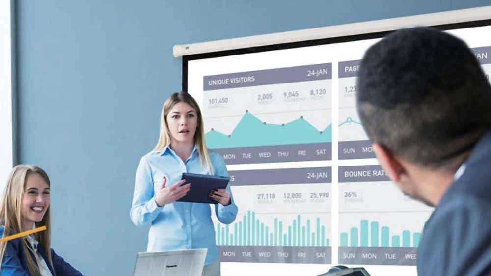 Žena prezentující práci na projekčním plátně_04