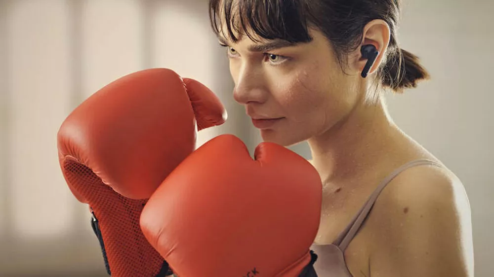 Žena na tréninku boxu se sluchátky Panasonic RZ B110WDE-K Black_02