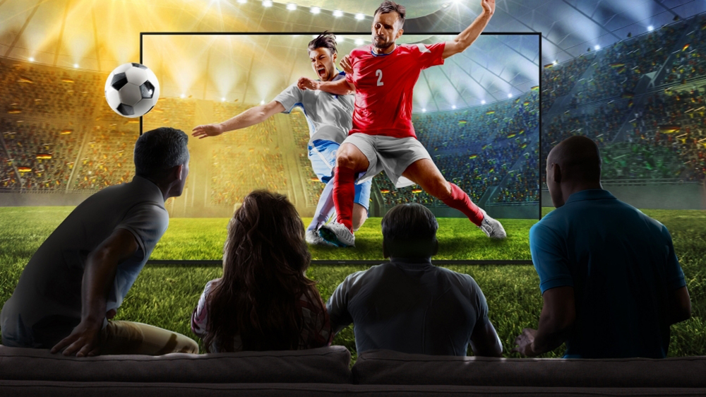 Rodina sledující hru na televizoru Panasonic 75W95AEG_03