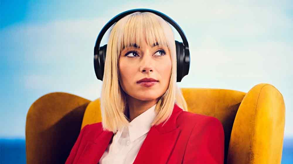 Žena se sluchátky Panasonic RB-HX330B_02