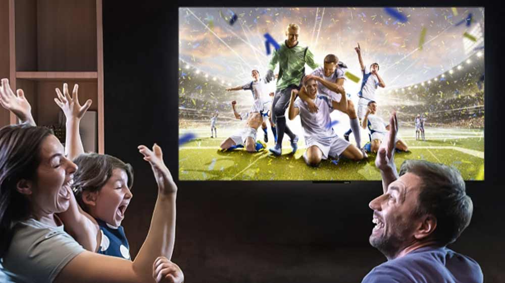 Rodina sleduje športový zápas v televízii Panasonic _03