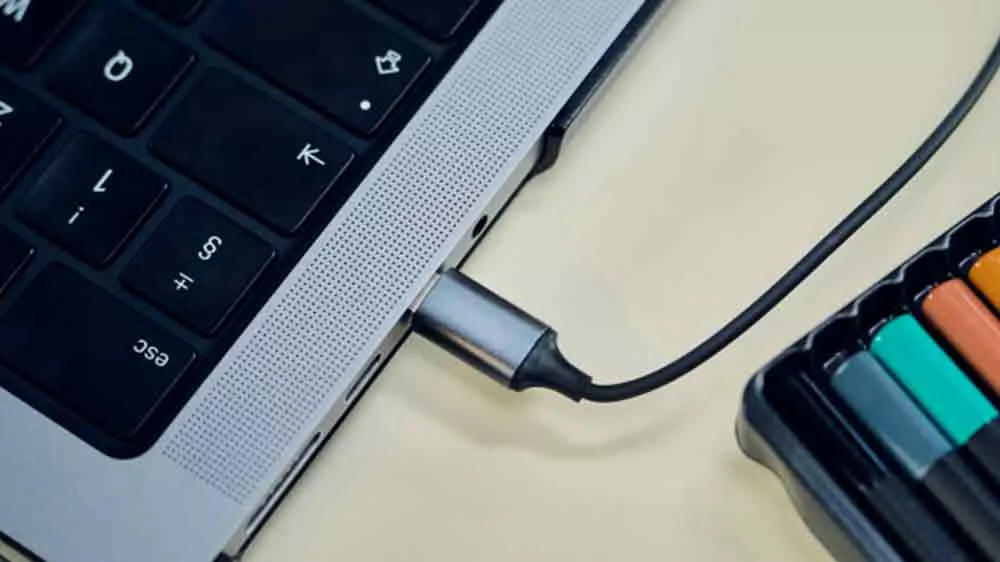 USB kabel zapojený v notebooku_03