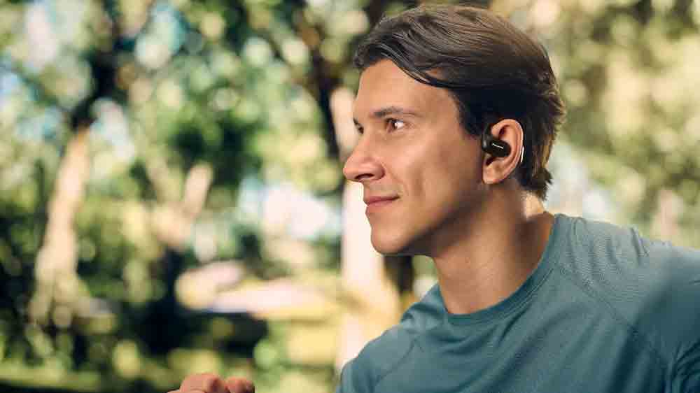 Bezdrátová sluchátka Panasonic RB-F10 TWS Black v uších sportujícího muže_02