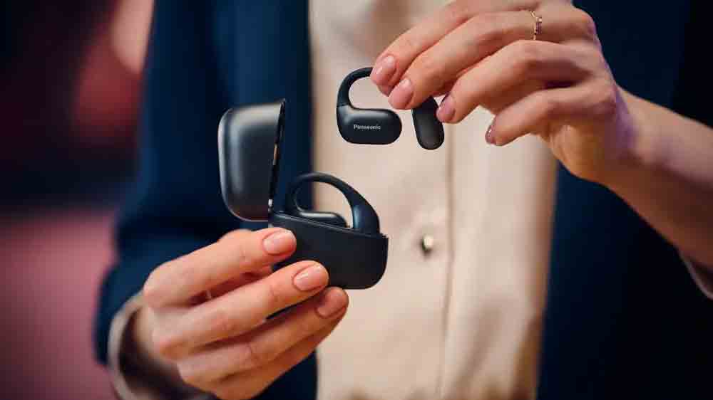 Ruce dávající bezdrátová sluchátka Panasonic RB-F10 TWS Black do nabíjecí kolébky_03