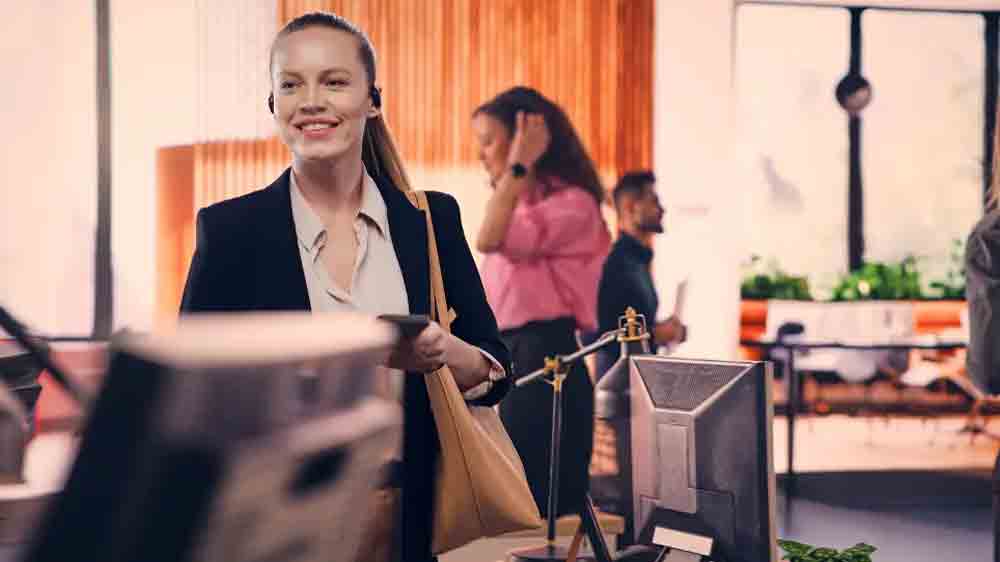 Bezdrátová sluchátka Panasonic RB-F10 TWS Black v uších ženy vcházející do kanceláře_03