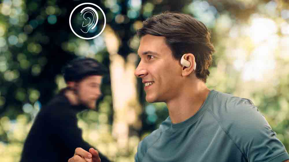 Bezdrátová sluchátka Panasonic RB-F10 TWS béžová v uších sportujícího muže_02