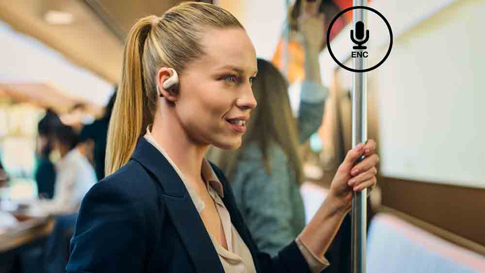 Bezdrátová sluchátka Panasonic RB-F10 TWS béžová v uších ženy vcházející do kanceláře_03