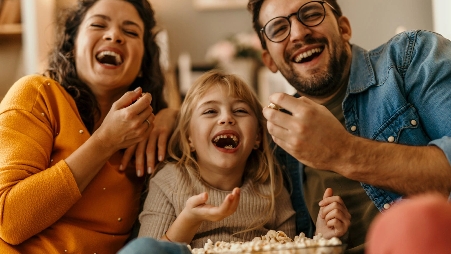 Rodina je popcorn a pozerá sa na televíziu_05
