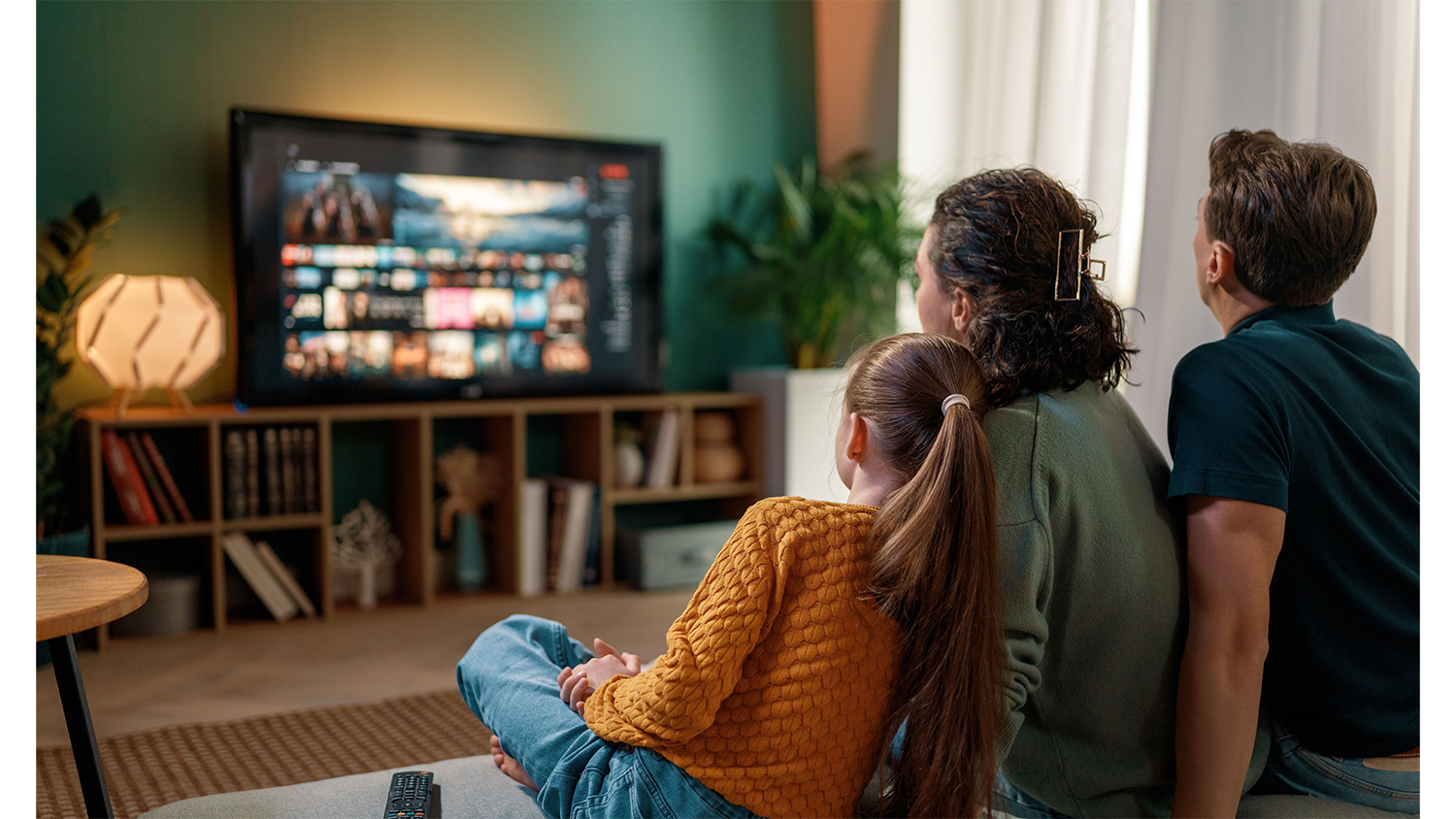 Televizn&iacute; ant&eacute;na Philips SDV5120/12 během jednoduch&eacute; instalace pomoc&iacute; dod&aacute;van&eacute;ho stoj&aacute;nku