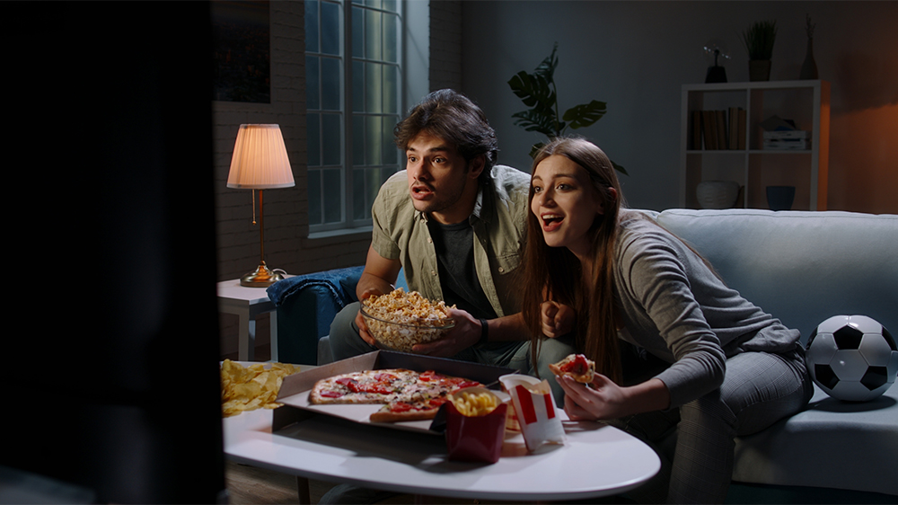 Pár sledující televizi_03