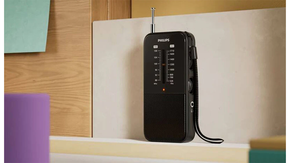 Prenosné rádio Philips TAR1509 s vysunutou teleskopickou anténou pre optimálny príjem signálu.