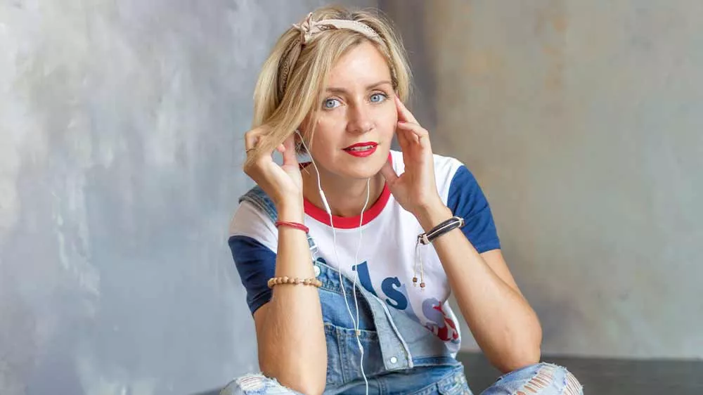 Žena se sluchátky v uších_03