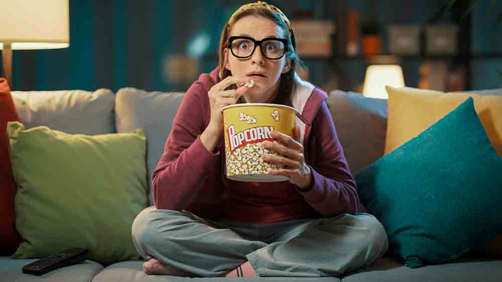 Žena j&iacute; popkorn a sleduje film_05