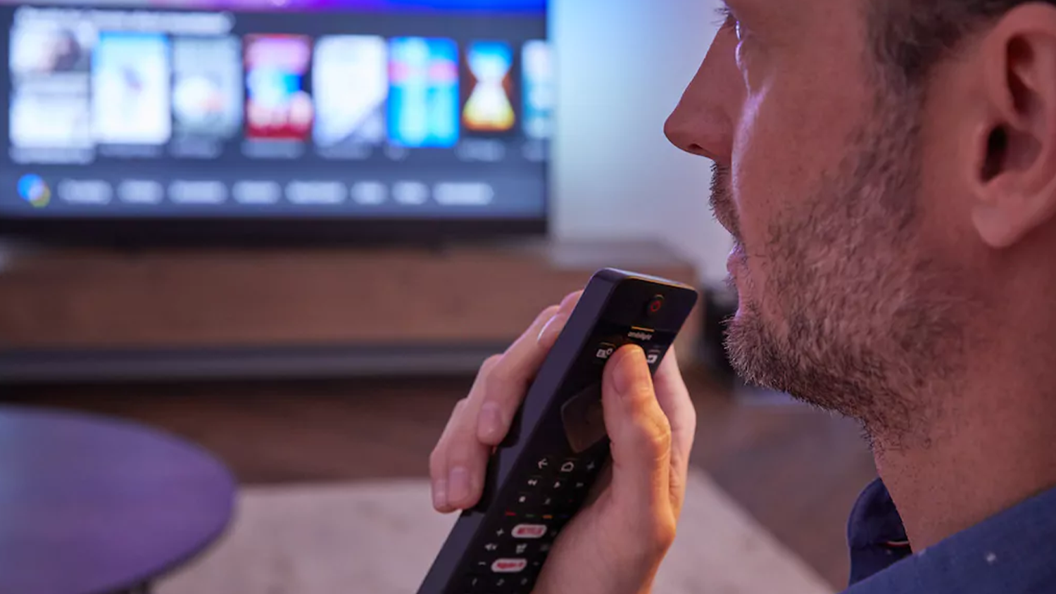 Muž použ&iacute;vaj&iacute;c&iacute; hlasov&eacute; ovl&aacute;d&aacute;n&iacute; televize