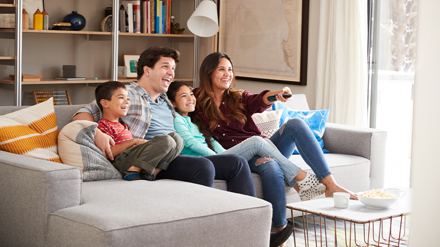 Rodina sleduj&iacute;c&iacute; televizi