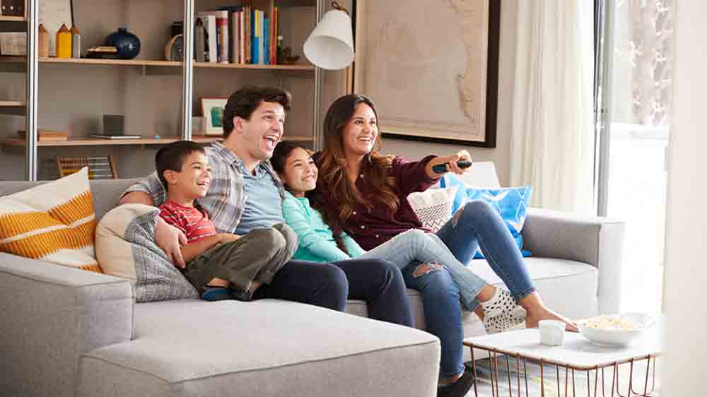 Rodina sledující televizi_02