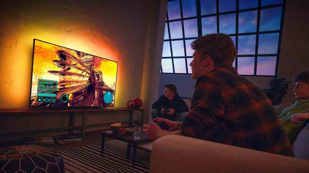 Tři mladíci hrají hry na televizoru PHILIPS_05