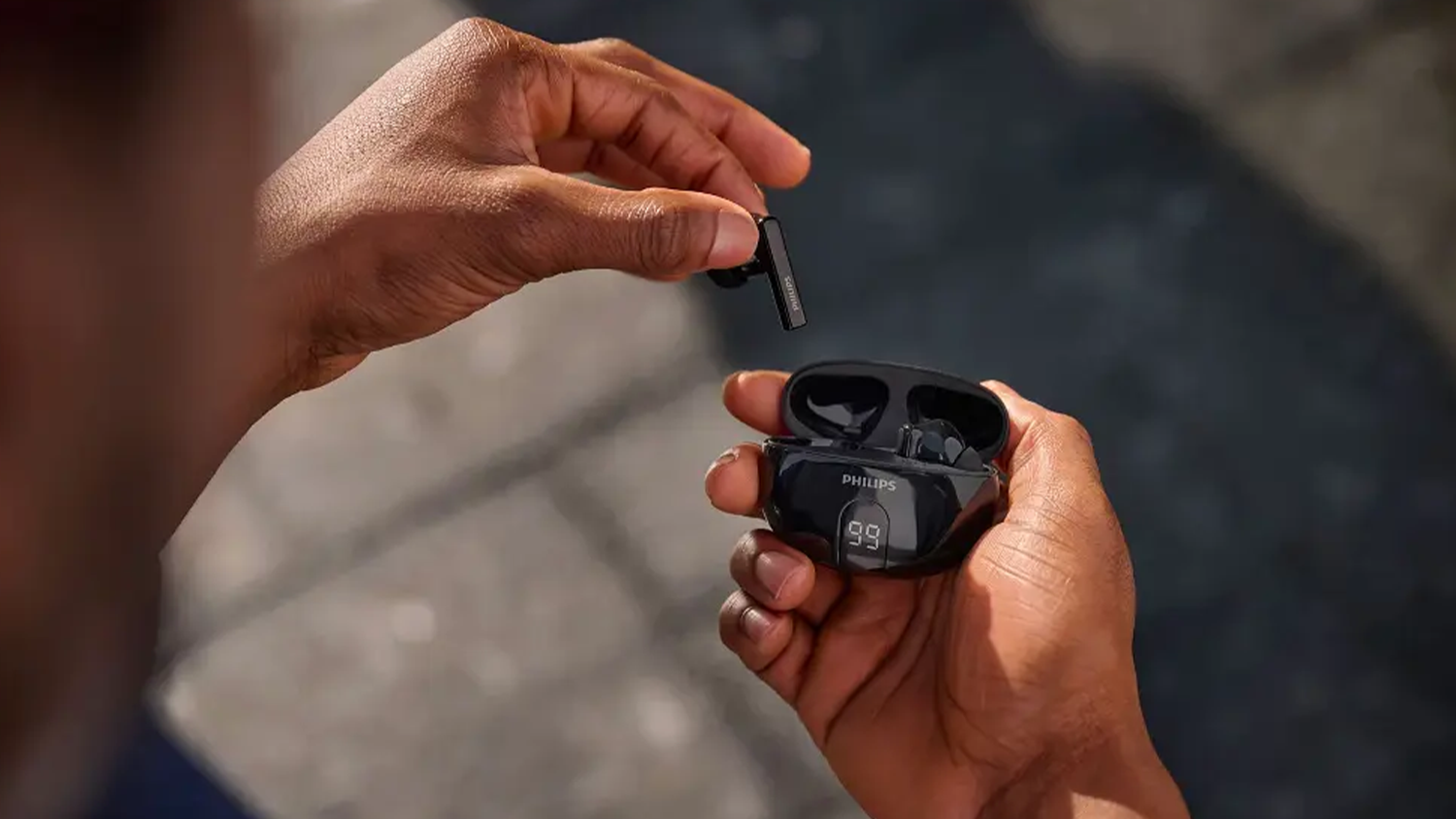 Muž vyťahuje slúchadlá Philips TAT2520BK/00