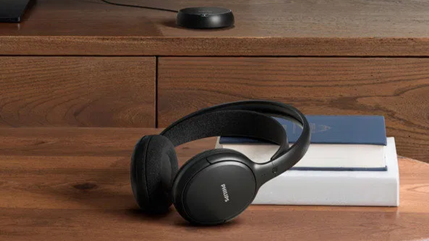 Sluchátka k TV Philips SHC5200M2/12 na stolku