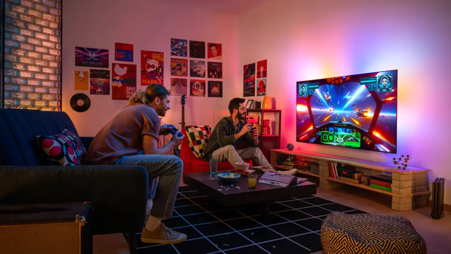 Lid&eacute; hraj&iacute; hru na televizi Philips