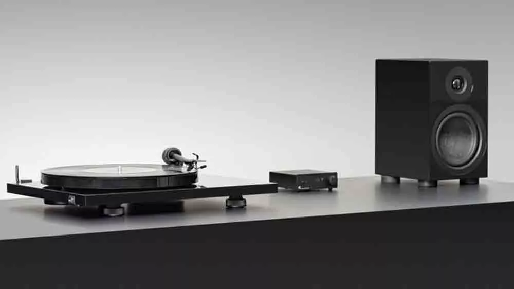 Hi-fi gramofón Pro-Ject E1 BT čierny inštalovaný s reproduktorom_02
