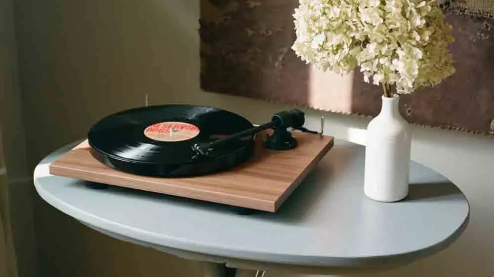 Hi-fi gramof&oacute;n Pro-Ject E1 BT Walnut in&scaron;talovan&yacute; s reproduktorom_02