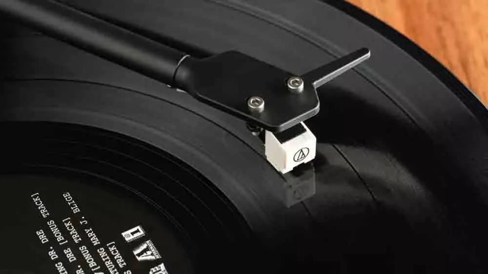 Hi-fi gramof&oacute;n Pro-Ject E1 BT Walnut detail na ihlu_03