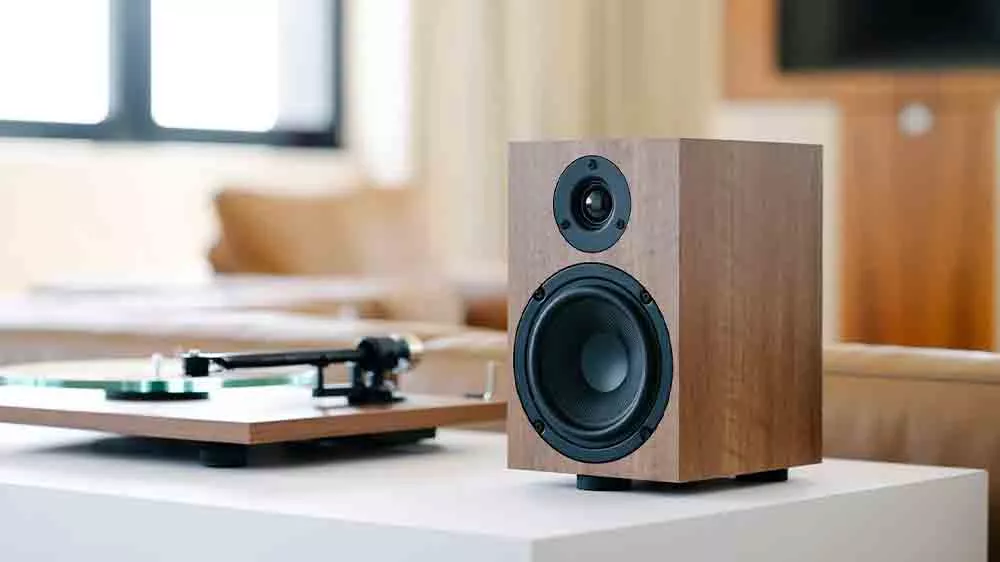 Reproduktor PRO-JECT Box 5 E na stole vedľa gramofonu