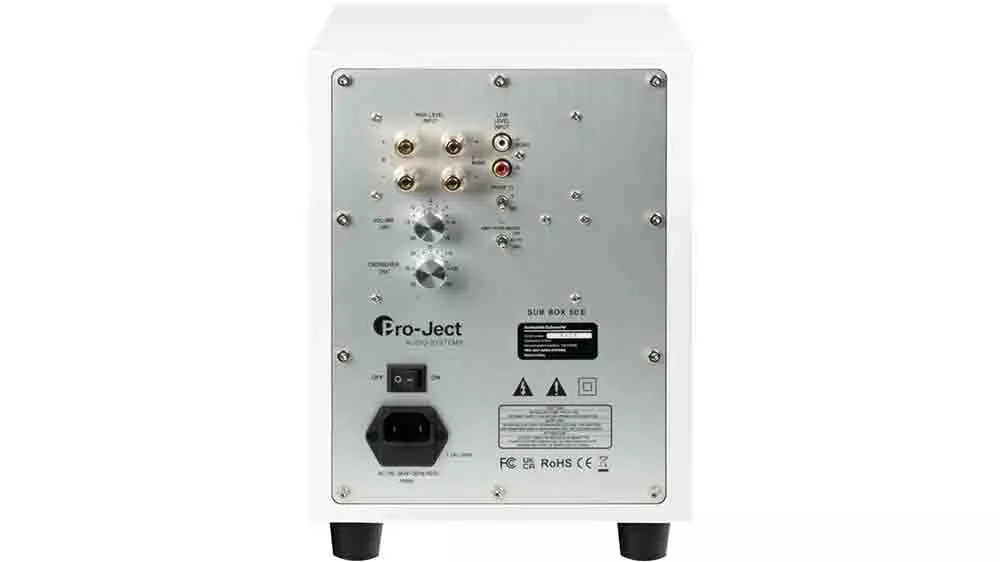 Zadní strana subwooferu Pro-Ject s mnohonásobnou možností připojení_03