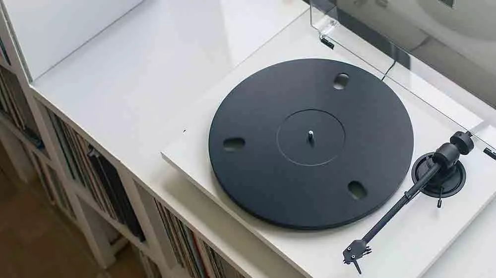 Pro-Ject E1.2 gramof&oacute;n na poličke s knihami