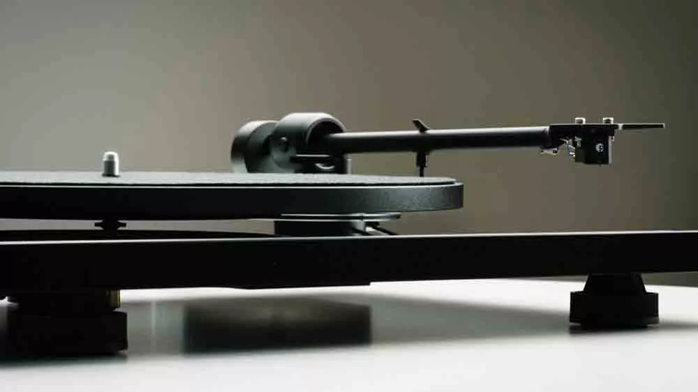 Detailn&yacute; z&aacute;ber na Pro-Ject E1.2_03 rameno