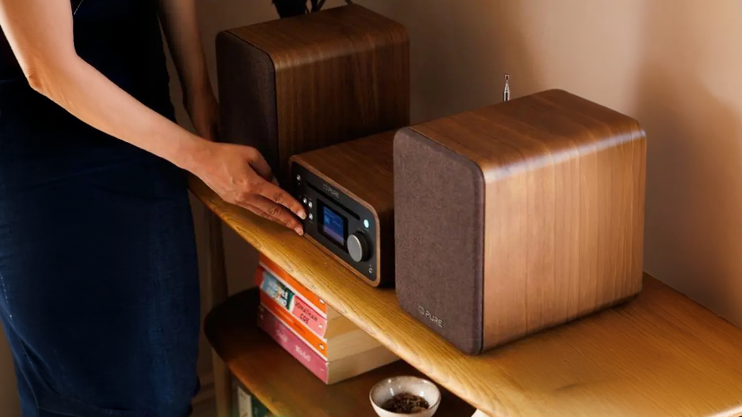 Mikrosystém Pure Classic Stereo Mini hnedý v interiéri