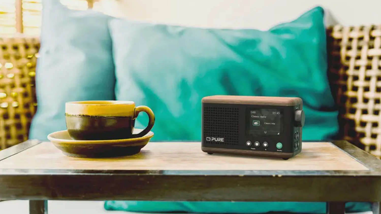 R&aacute;dio Pure Acoustics Classic Mini čierne v interi&eacute;ri
