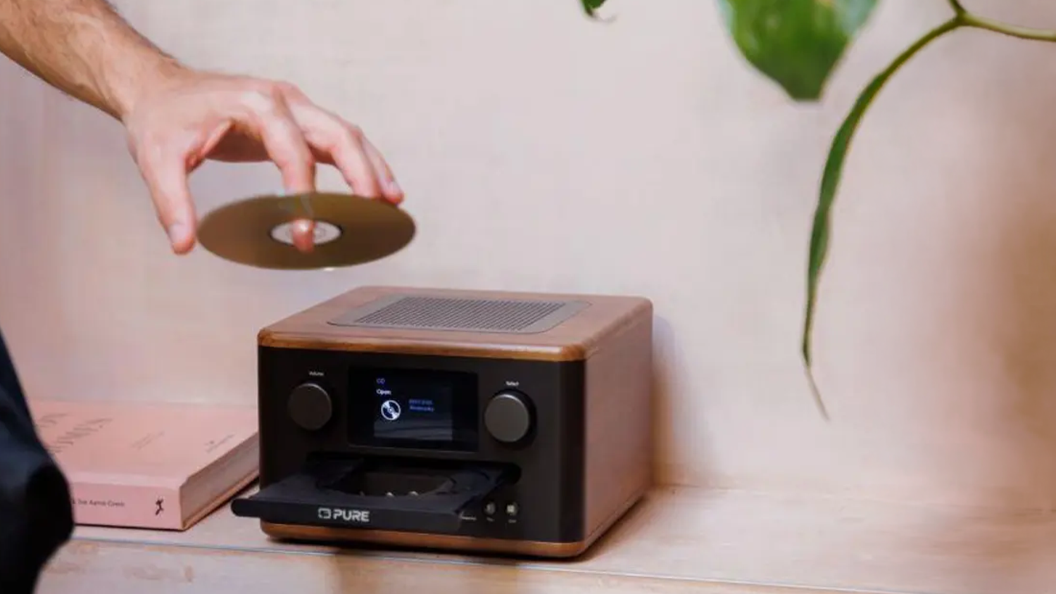 Rádio Pure Acoustics Classic C-D4 čierne v interiéri