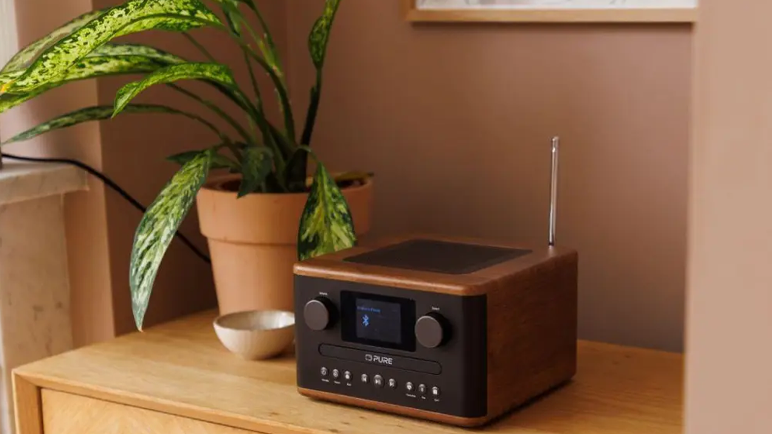 Rádio Pure Acoustics Classic C-D4 čierne v interiéri