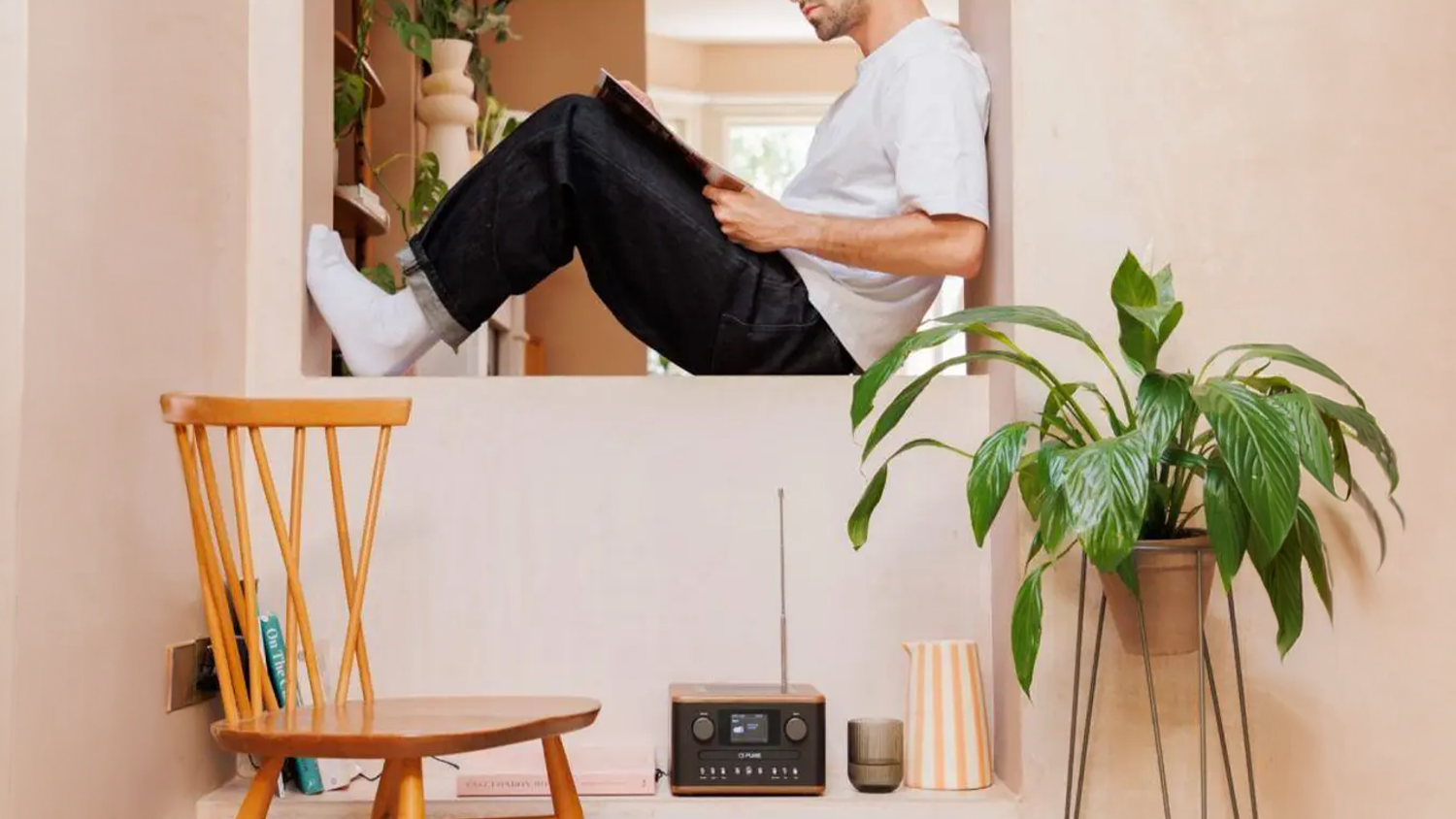 Rádio Pure Acoustics Classic C-D4 čierne v interiéri