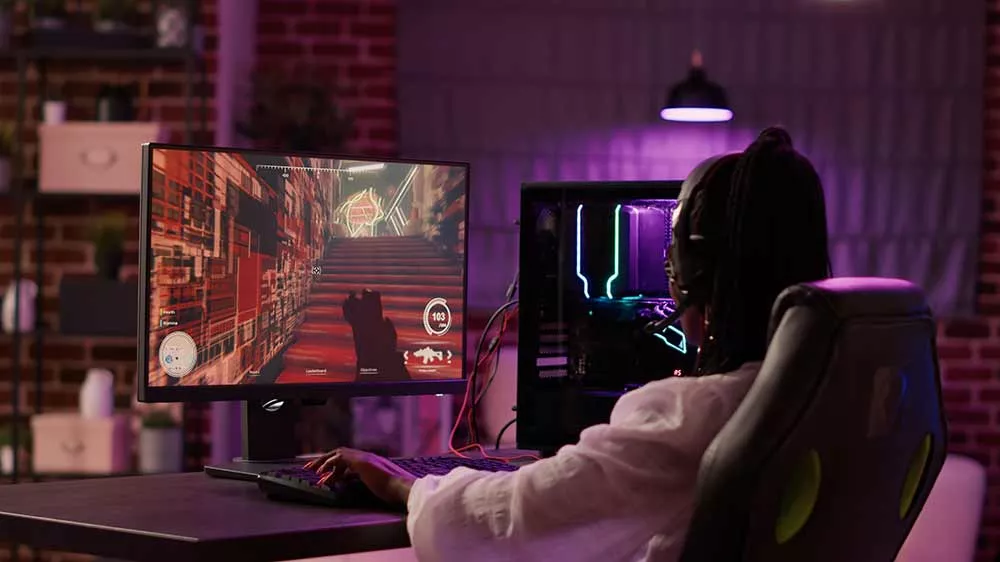 Žena hraje hru na poč&iacute;tači a na hlavě m&aacute; headset_03