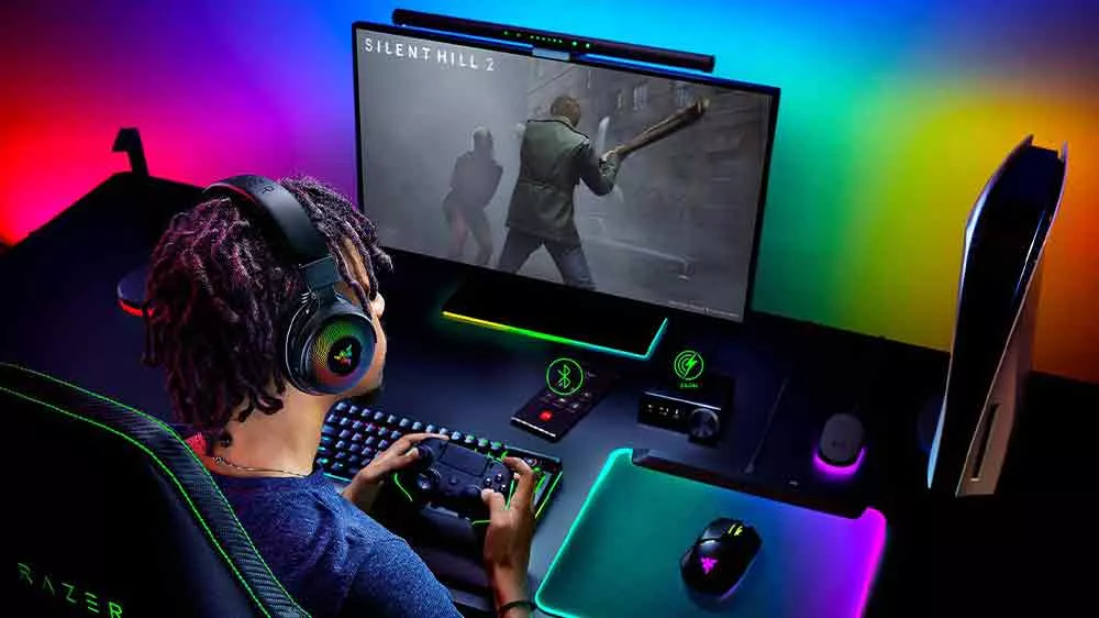 Muž využívající herní sluchátka Razer Kraken V4 Pro_03