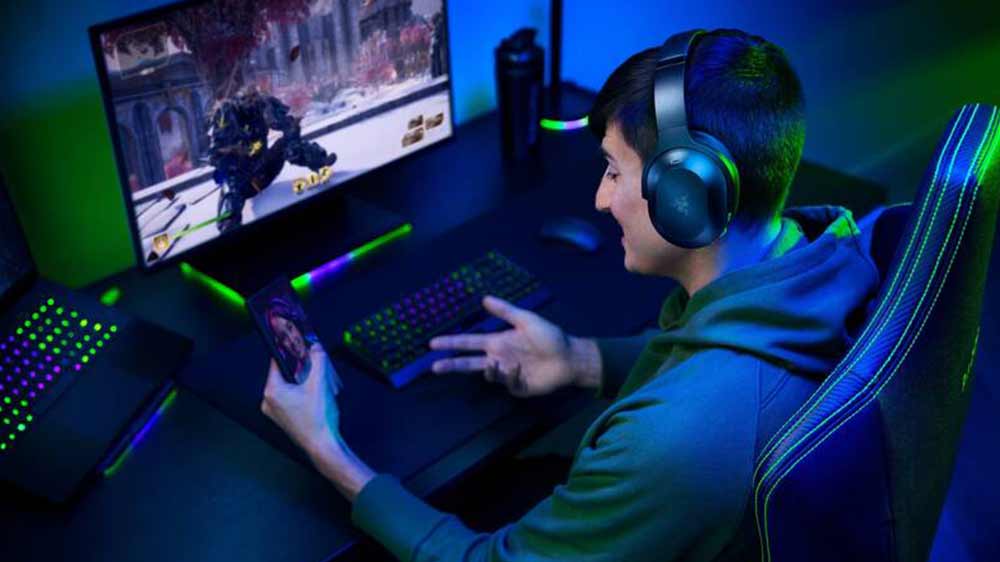 Mladík s headsetem Razer Barracuda Pro hrající hry_02