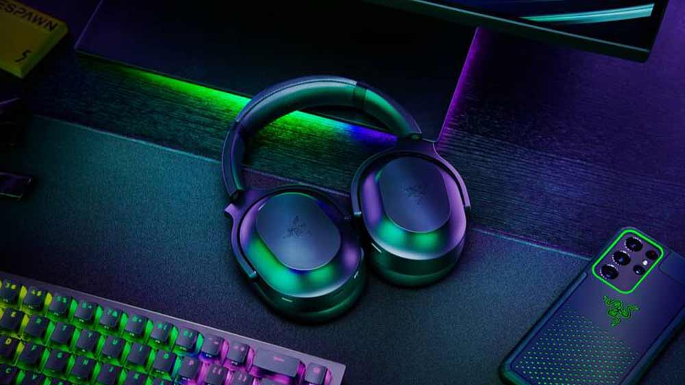 Headset Razer Barracuda Pro položený na hracím stole_03