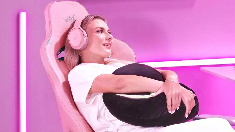 Žena používajúca herné slúchadlá Razer Barracuda X (2022) Quartz Pink_03
