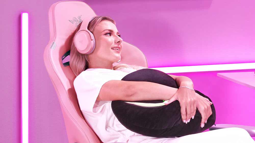 Žena používající herní sluchátka Razer Barracuda X (2022) Quartz White_03