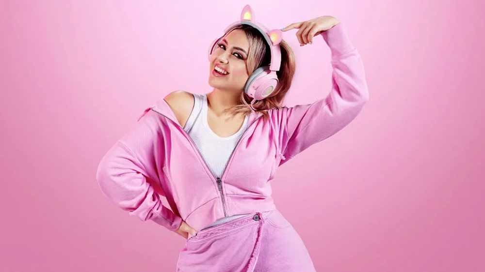 Veselá dívka s herními sluchátky Razer Kraken Kitty V2 Pro_02