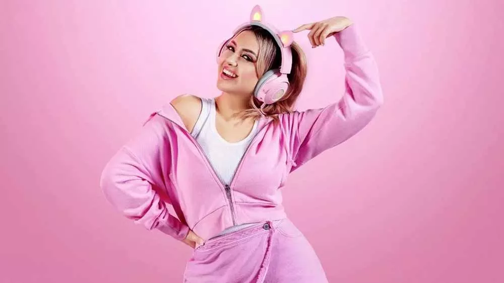 Veselá dívka s herními sluchátky Razer Kraken Kitty V2 Pro_02
