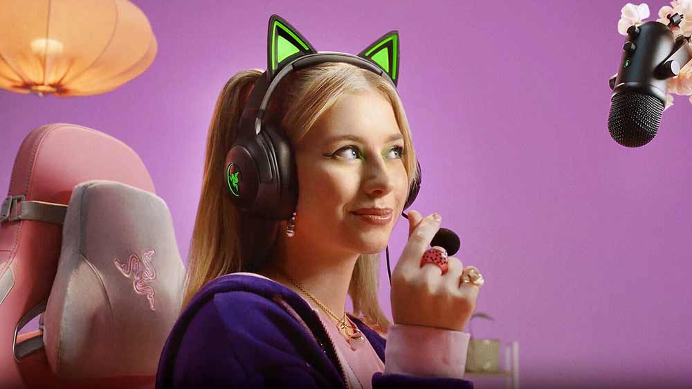 Streamující dívka se sluchátky Razer Kraken Kitty V2 Quartz Edition_02