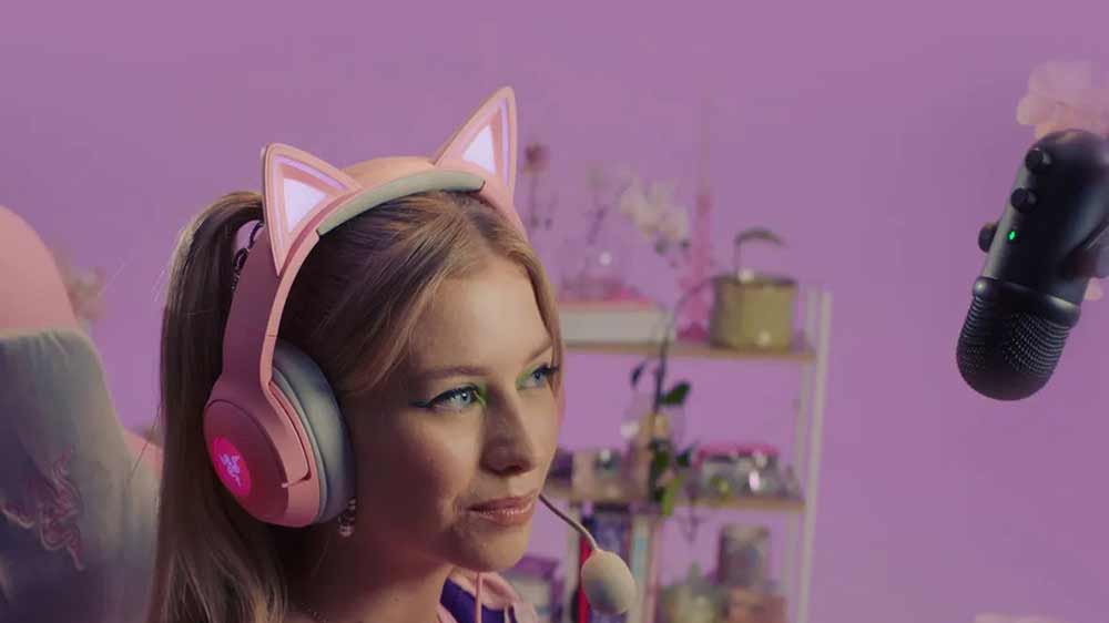 Streamující dívka se sluchátky Razer Kraken Kitty V2 Quartz Edition_02