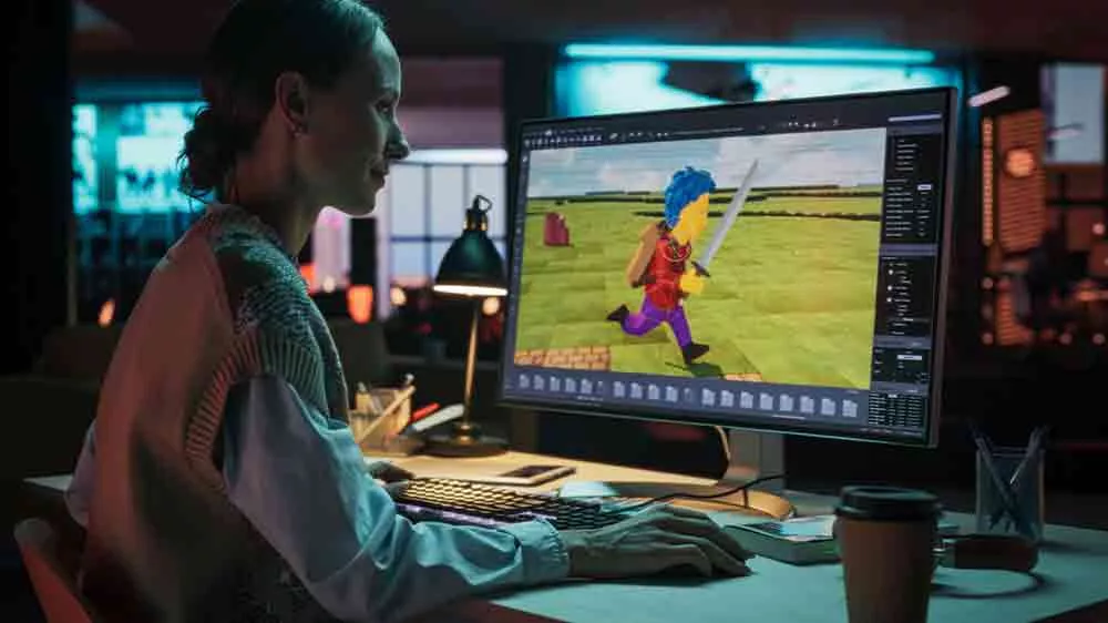 Mladá žena sediaca za stolným počítačom hrajúca PC hru_02