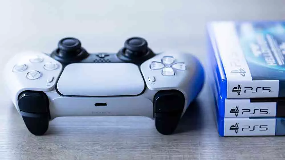 Ovládač Playstation a tri hry pre PS5 _04