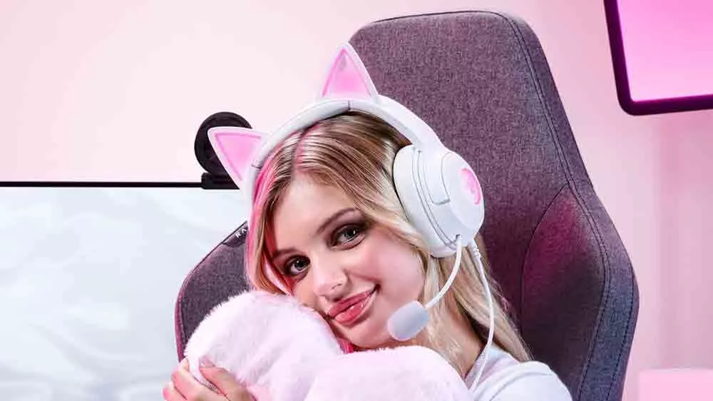 Žena s hernými slúchadlami Razer Kraken Kitty V2_04